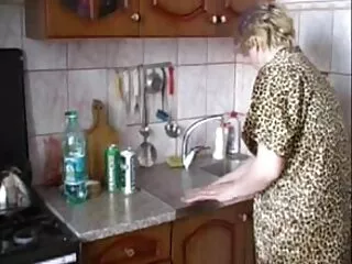 Почнав granny и млади играње хинди секси секс видео на улиците