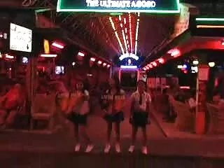 Маж ја губи неговата сопруга и Тајландски ќерка, и Хинди jabardasti секси видео и двете се ебат