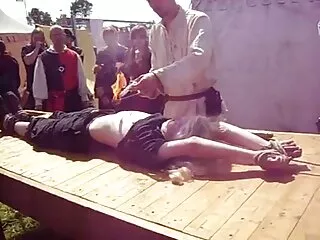 Бела Bhabhi сина аматерски жена за време на масажа со масажа специјалист